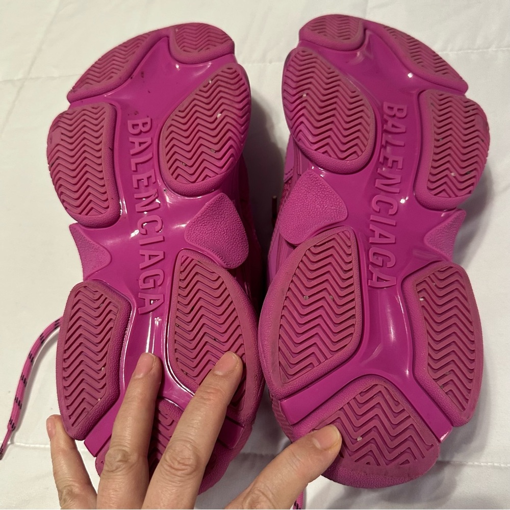 Balenciaga
Triple S 'Fluo Pink' Chunky Sneakers - Picture 9 of 9